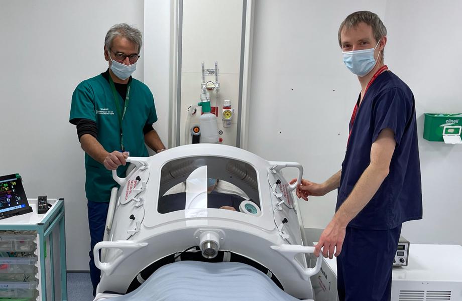 Imagen: El sistema Exovent NPV permite a los pacientes hablar, beber y comer con normalidad mientras se ventilan (Fotografía cortesía de Portsmouth Aviation)